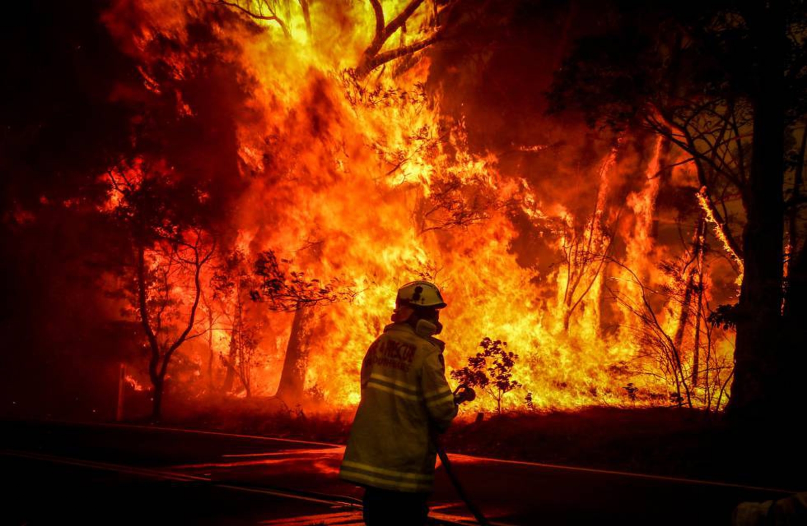 Una parte cercana de la autopista 36 de Estados Unidos también se cerró debido a un incendio forestal