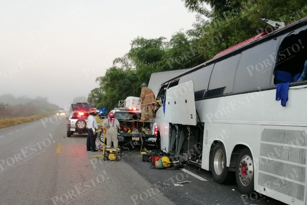 Bomberos acudieron al rescate de algunos pasajeros que permanecían dentro del autobús en Chetumal