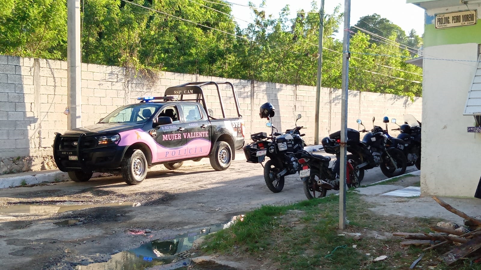 Los policías nada pudieron hacer ya que la señora rechazó su ayuda y la de los paramédicos para curarle las lesiones que tenía