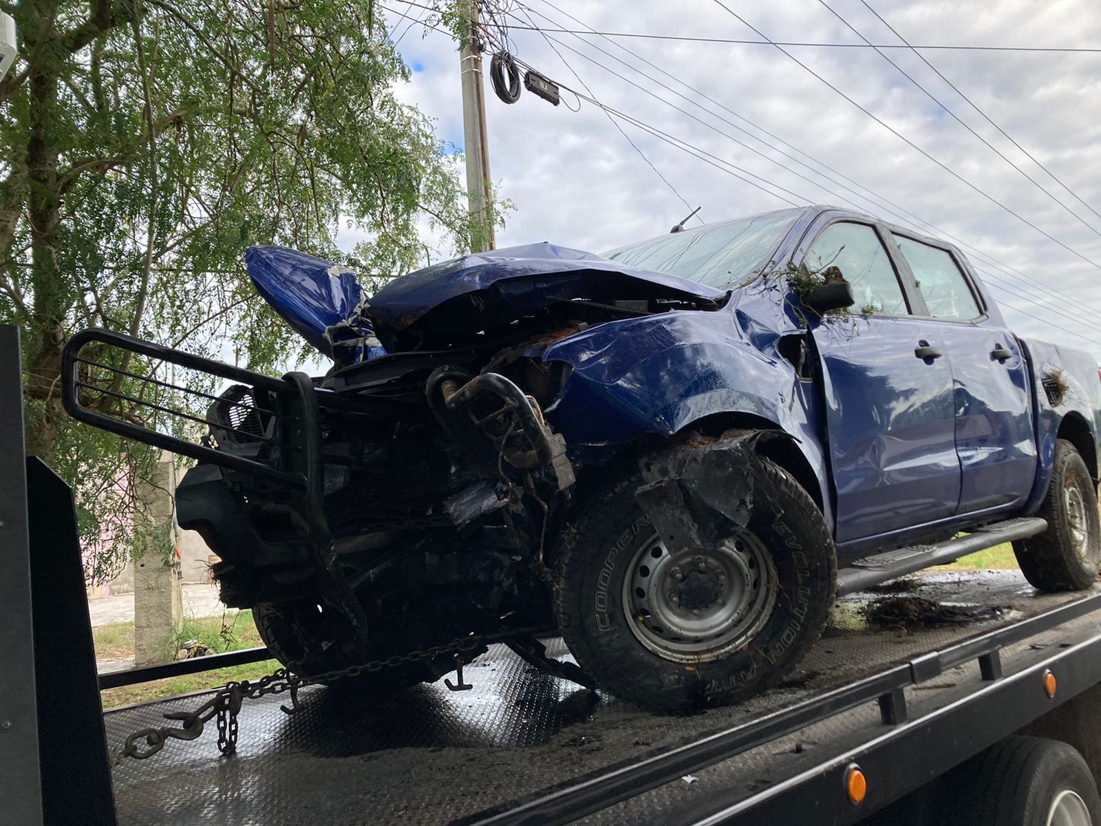 Conductor borracho se estrella contra un poste en el Anillo Periférico de Mérida