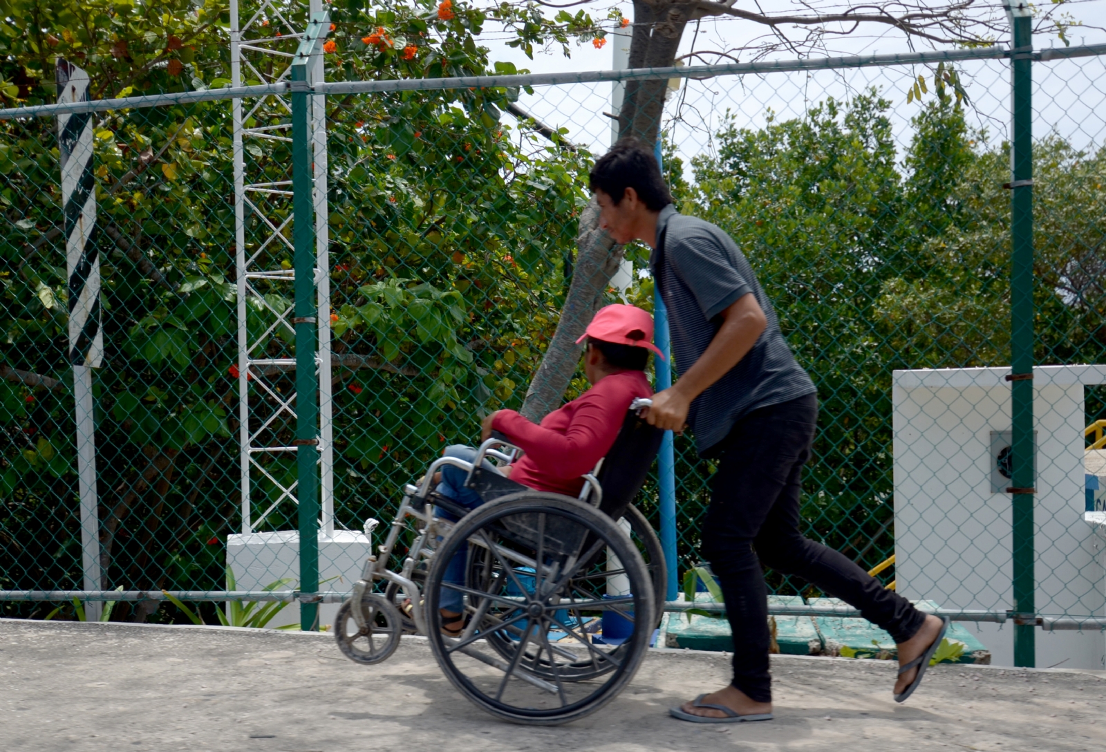 En el caso de Cancún, las personas discapacitadas denuncian que en Cancún no hay condiciones para quienes usan silla de ruedas