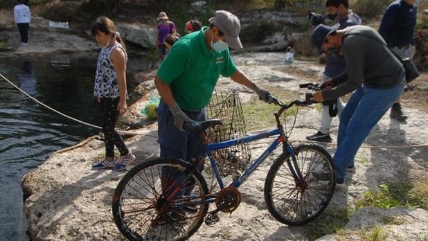 Entre escombros, basura, llantas, una escalera oxidada y una bicicleta fue lo que hallaron en el fondo del cenote de Chen Há