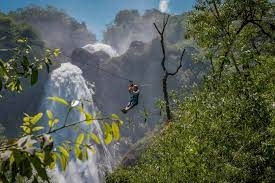 El turista realizó la actividad con normalidad, sin embargo, en la parte final el sistema de frenado no respondió y se impactó contra la base de metal.