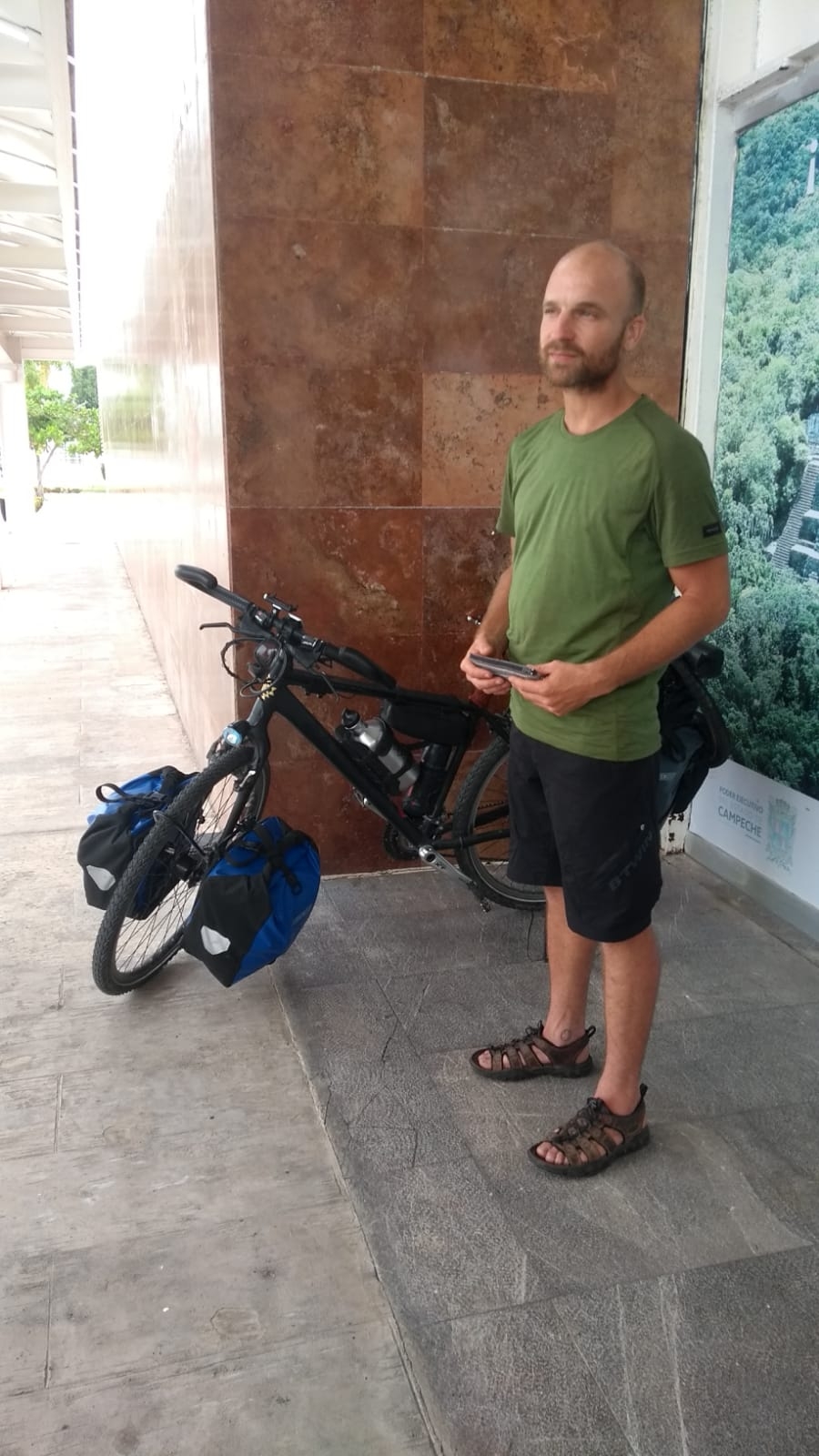 Turista belga arriba a Campeche; recorrerá México en bicicleta