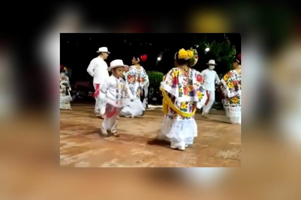 El pequeño Mateo mostró su talento para bailar la jarana yucateca en una vaquería en José María Morelos, Quintana Roo