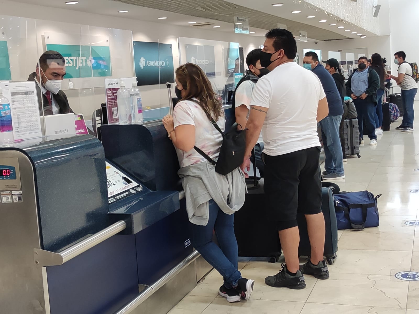 Pasajeros tienen que esperar por varias horas para poder abordar el avión