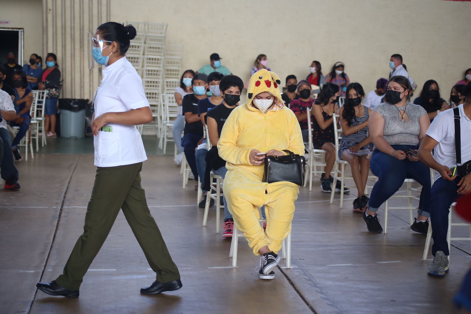 Para recibir la vacuna, las personas tendrán que llevar el comprobante de refuerzo el cual se solicita a través de la página de mivacuna.gob.mx