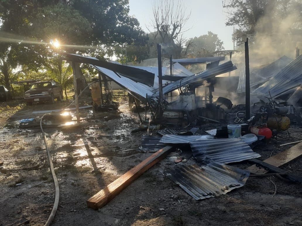 Chispa provoca incendio de un auto en Candelaria, Campeche