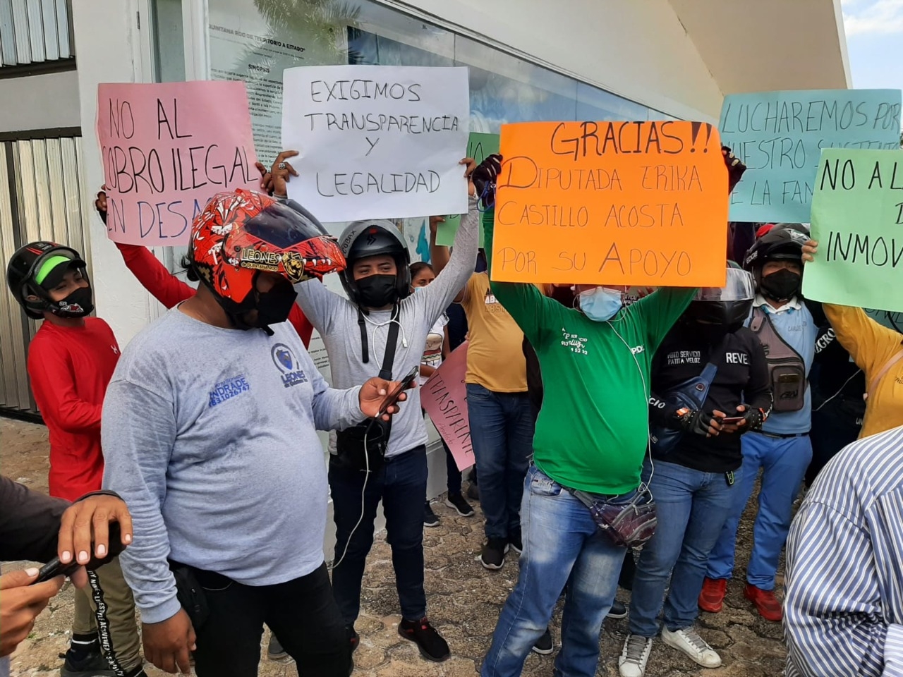 Motorepartidores se reúnen en el Congreso de Quintana Roo para definir acuerdos