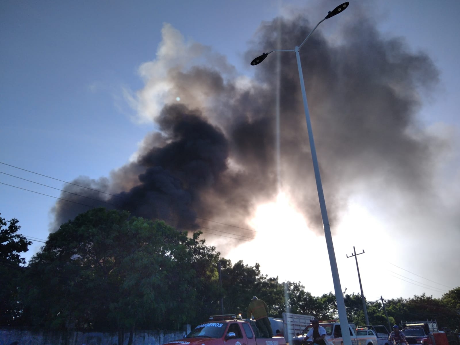 Incendio en terreno baldío de Ciudad del Carmen se sale de control