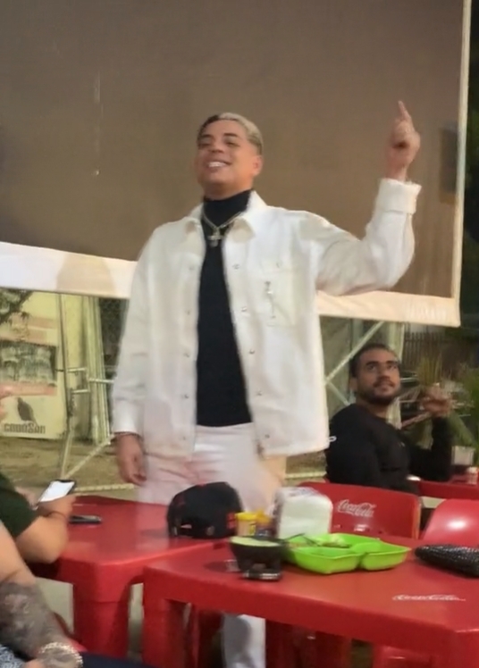 Eduin cantó junto a sus fans en una taquería