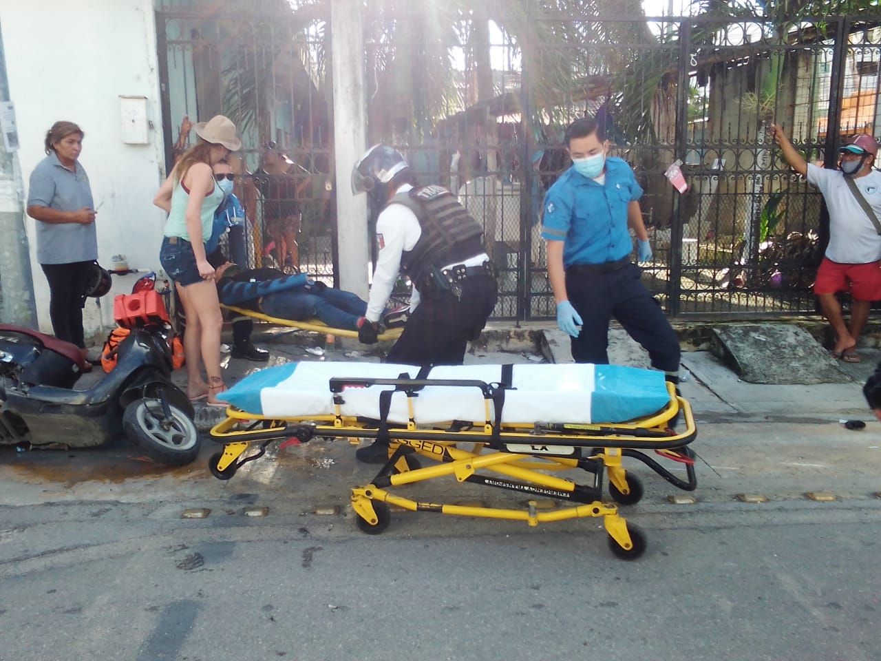 Motociclista es trasladado al hospital tras chocar contra una pipa de gas en Playa del Carmen