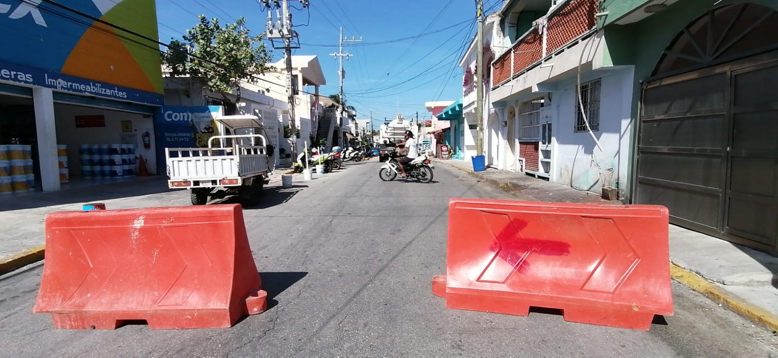 Bloqueo de avenidas provoca tráfico vehicular en Isla Mujeres