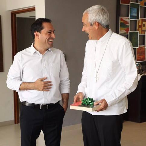 Mauricio Vila felicita a monseñor Jorge Wong tras ser nombrado Arzobispo de Xalapa