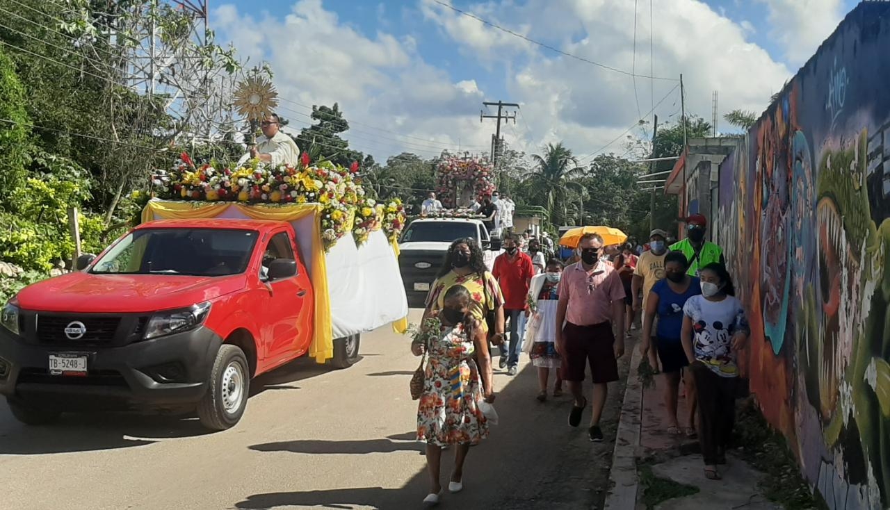 A pie, a caballo, en bicicleta, triciclos, moto taxis y hasta vehículos particulares, acudieron los feligreses