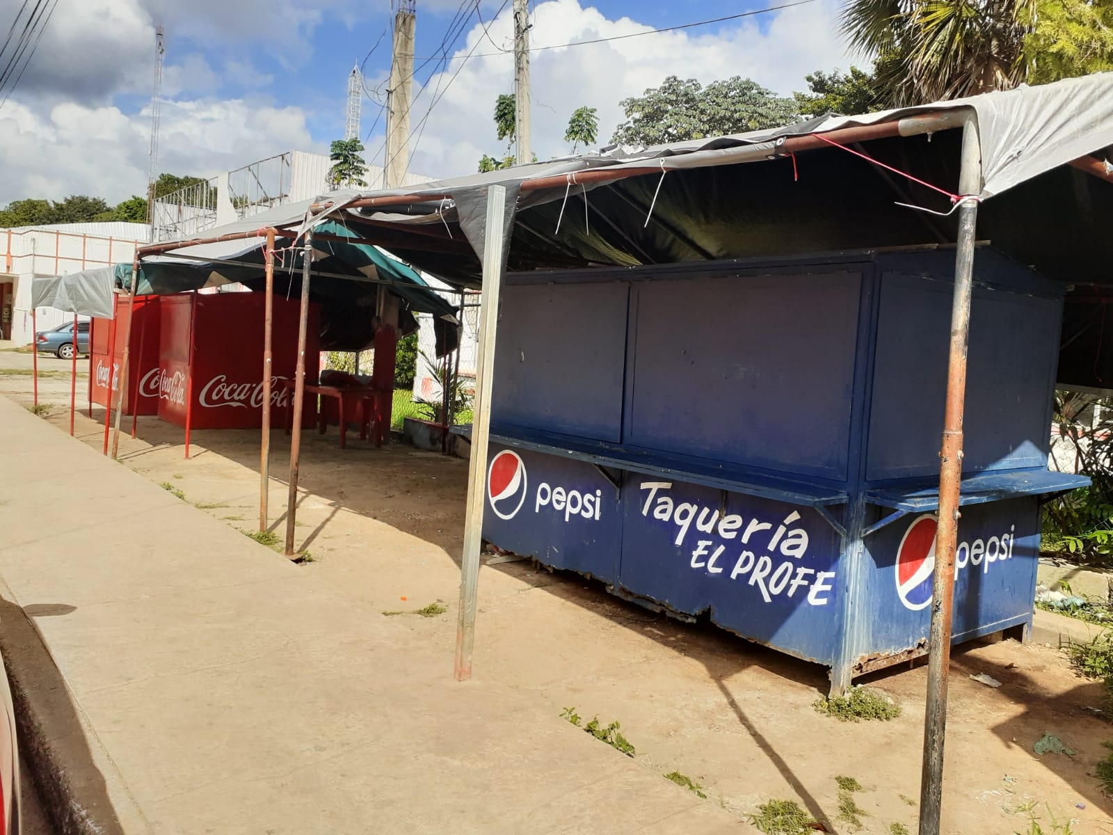 Vecinos piden reubicar puestos de tacos por tapar el acceso a la biblioteca de José María Morelos