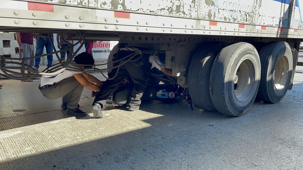 Motociclista se salva de morir aplastado por un tráiler en Campeche