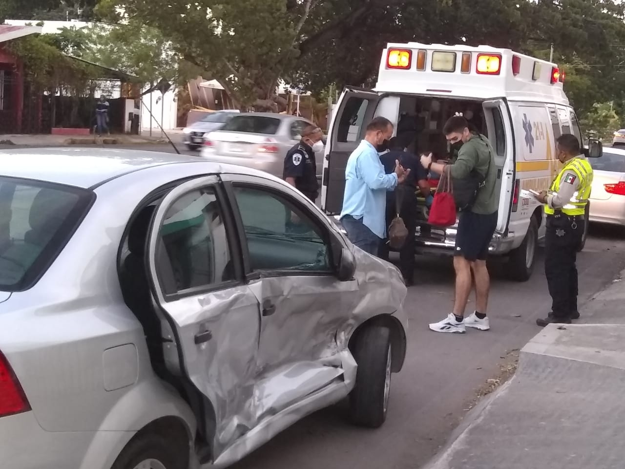 Camioneta golpea a otro automóvil en Mérida; una mujer resulta lesionada