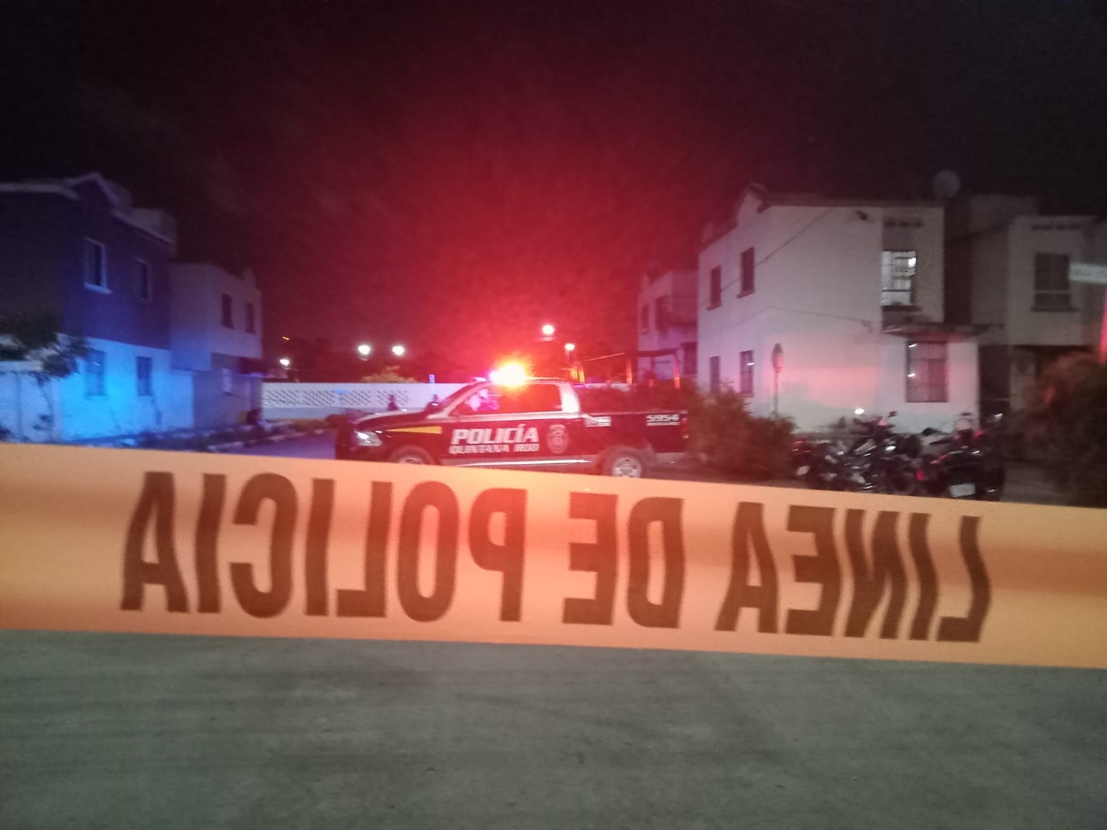 Los elementos de la Policía Quintana Roo acordonaron la zona del asesinato en el fraccionamiento Villas Otoch Paraíso de Cancún