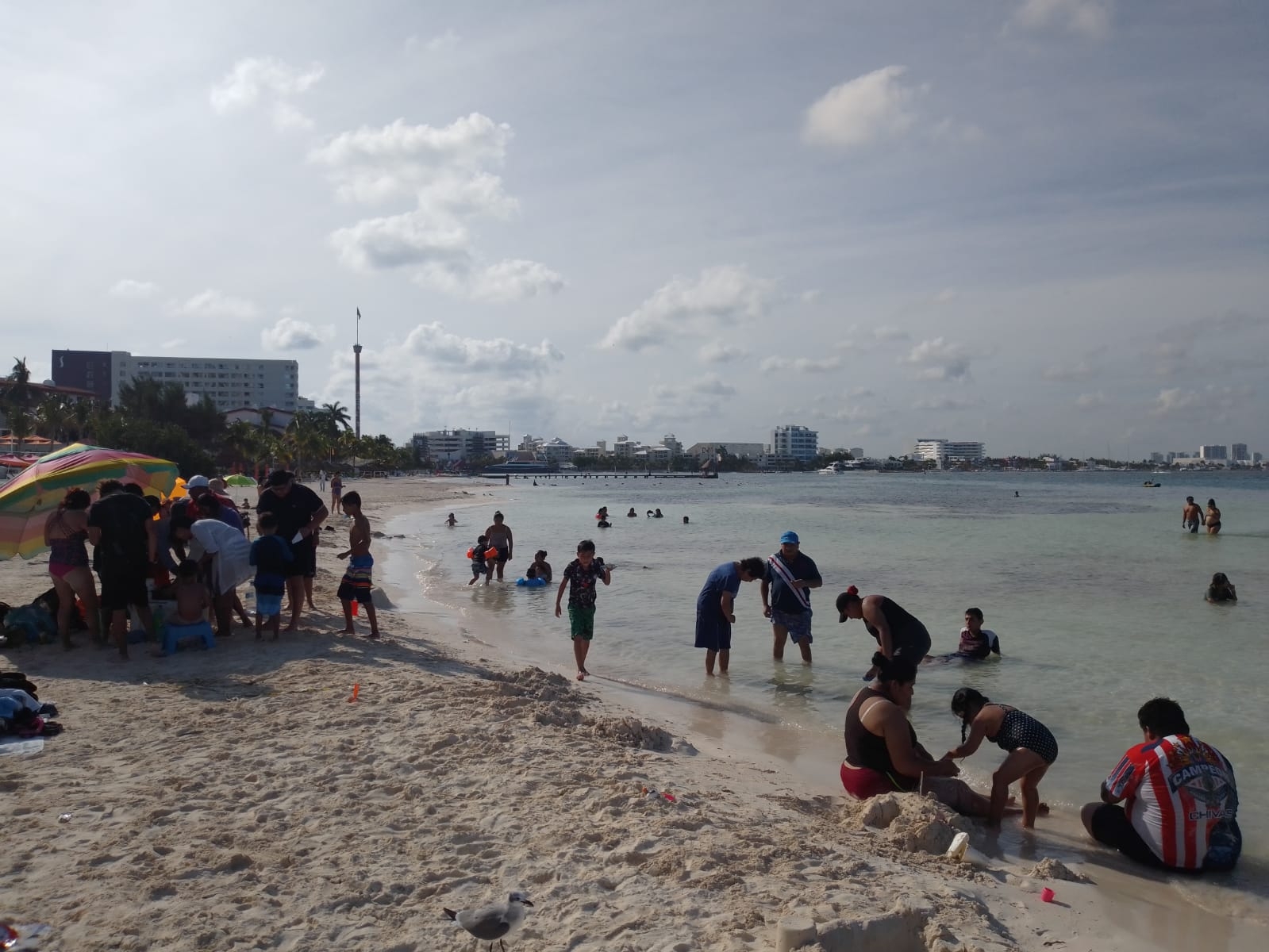 Hay playas de Cancún con menor cifra de bañistas
