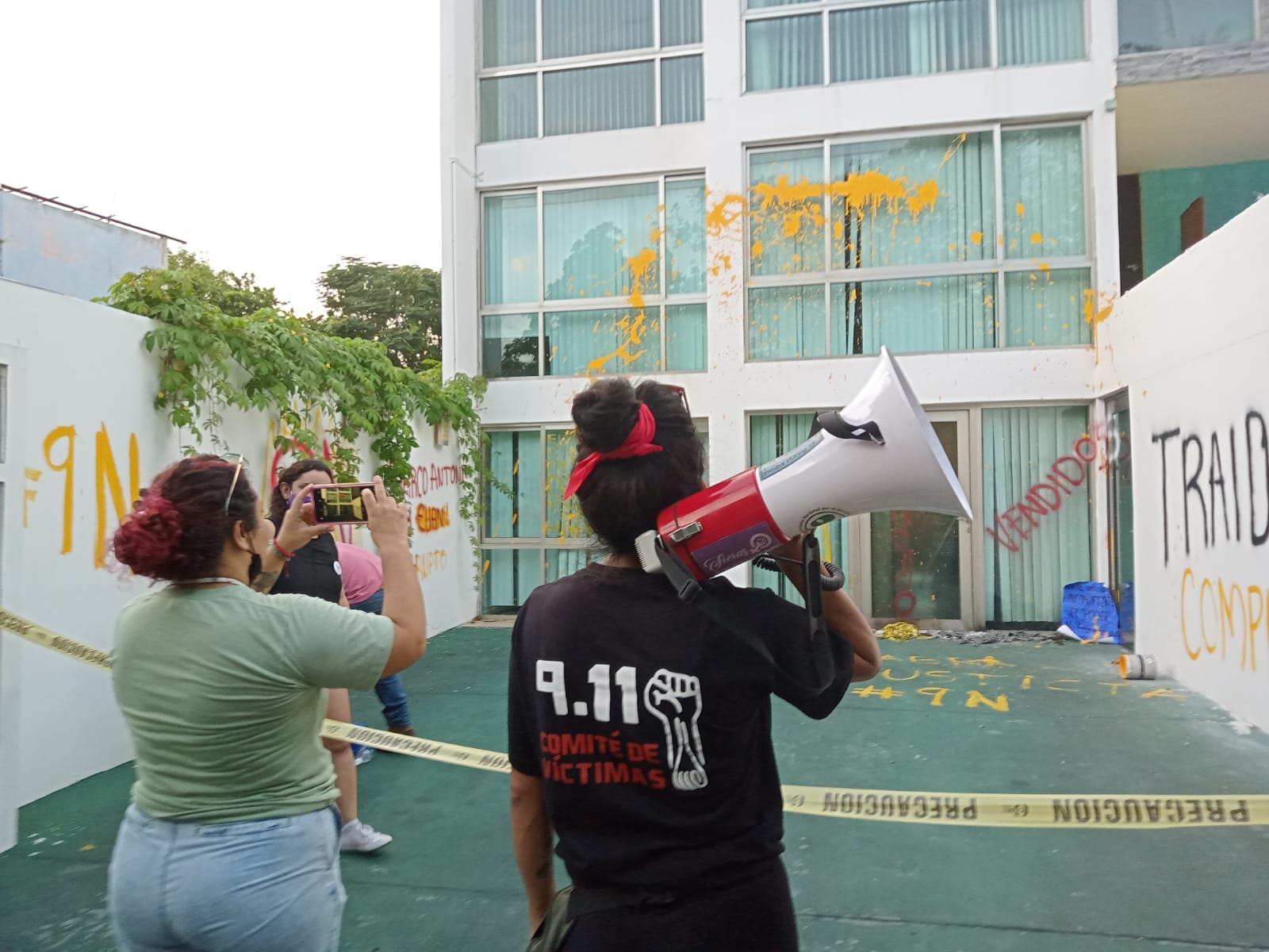 Víctimas del 9N se manifiestan a las afueras de la CEDH de Cancún: VIDEO