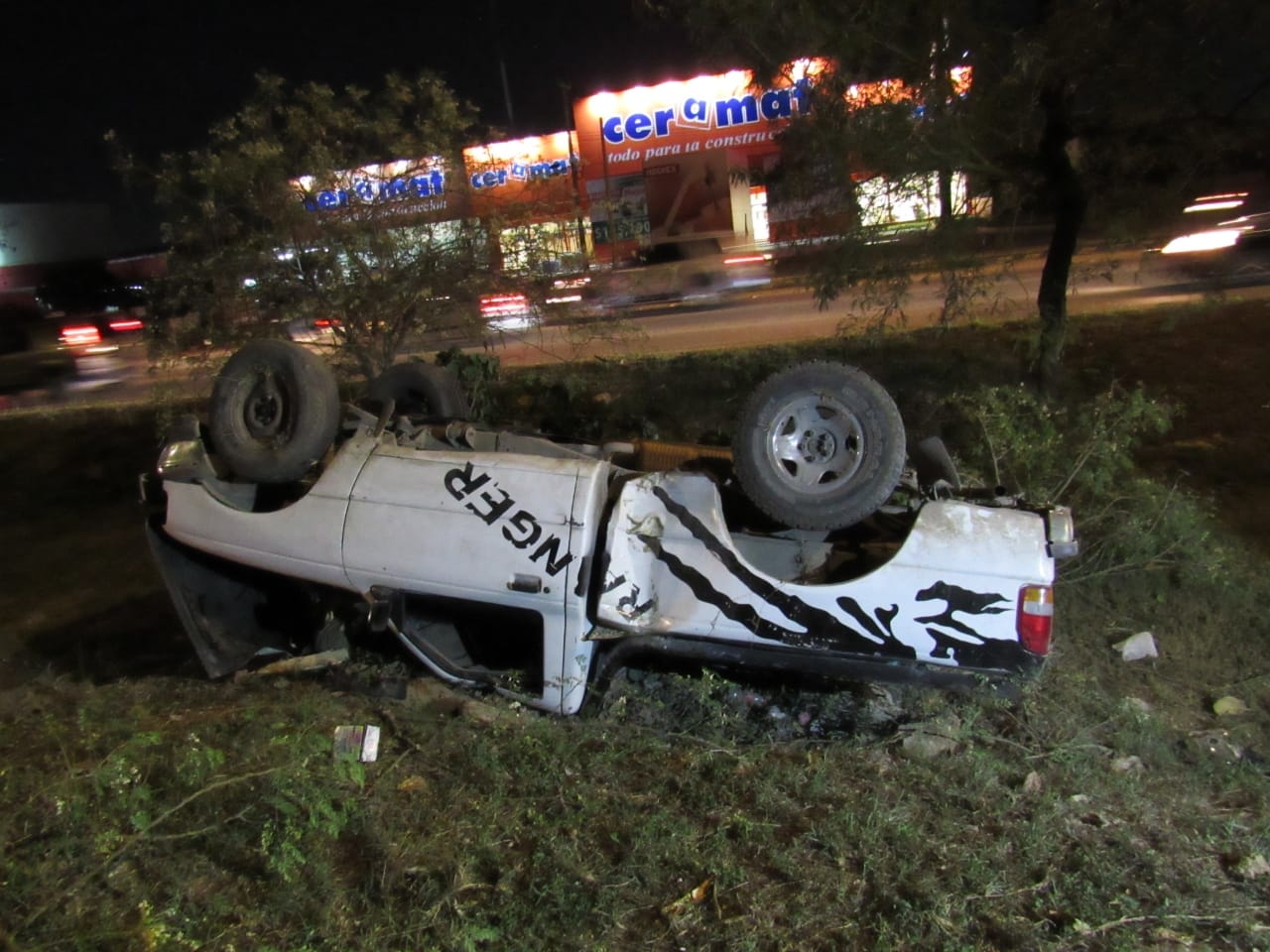 Pierde el control del volante y se sale del periférico en Mérida