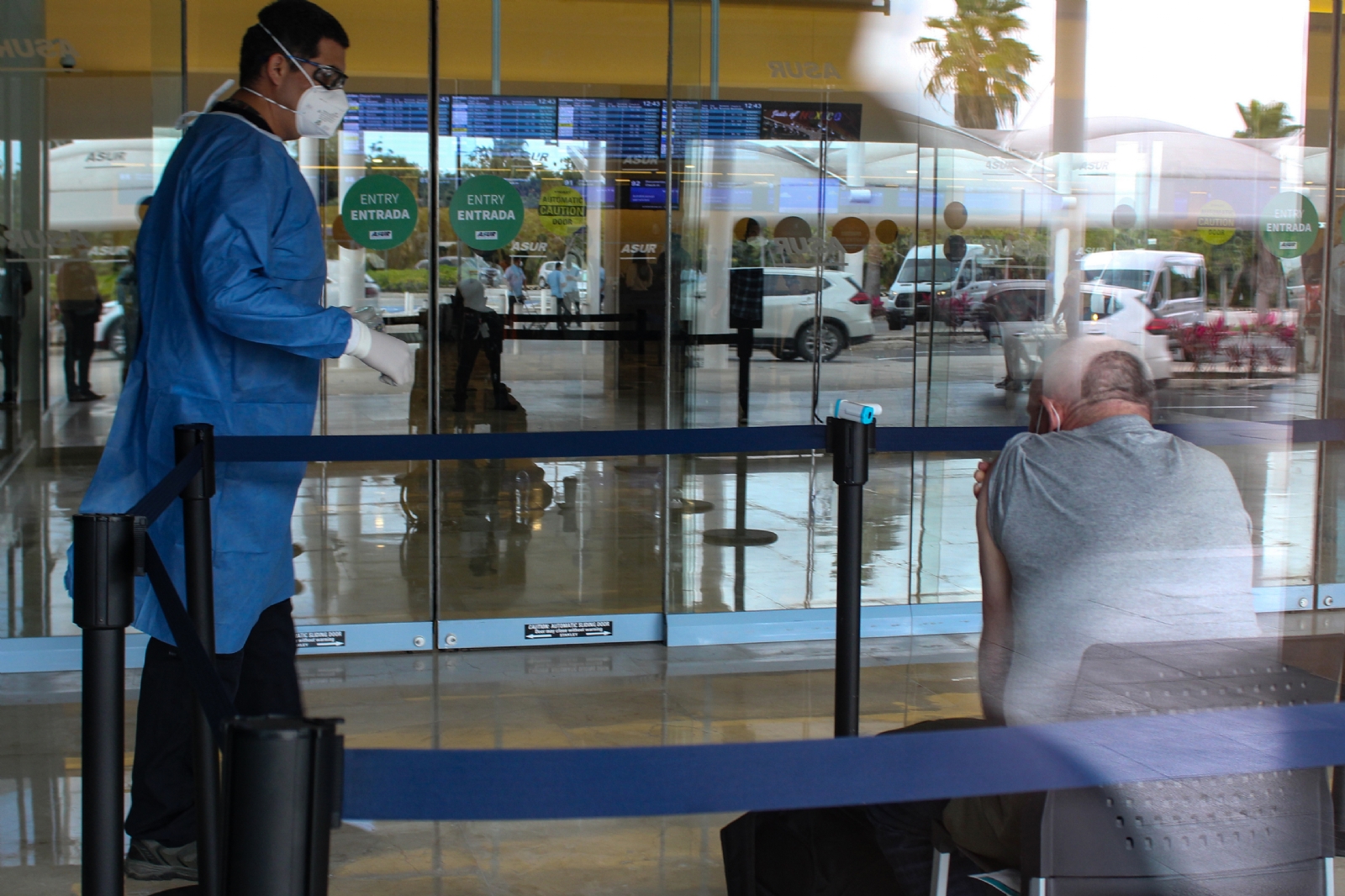 Mientras el personal de salud y de seguridad realizaba gestiones, el viajero enfrentó ataques de ansiedad.