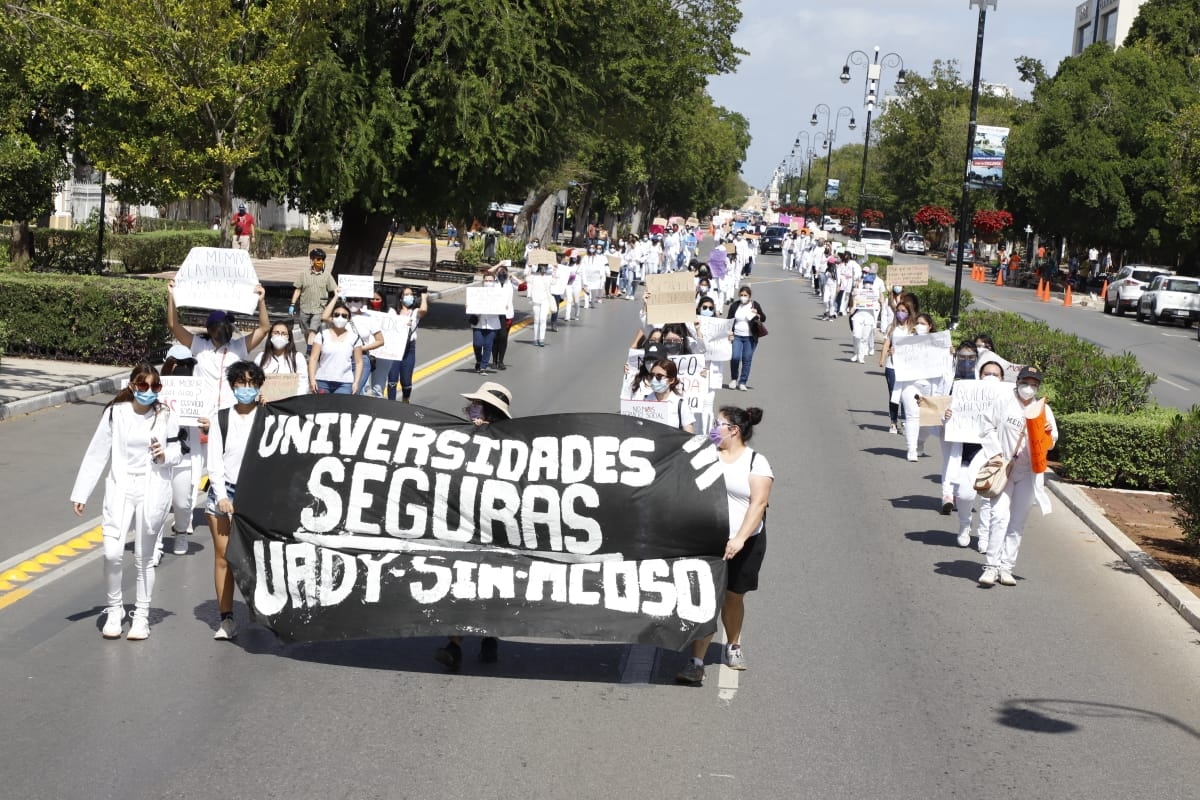 Estudiantes de medicina marchan contra el acoso en Mérida