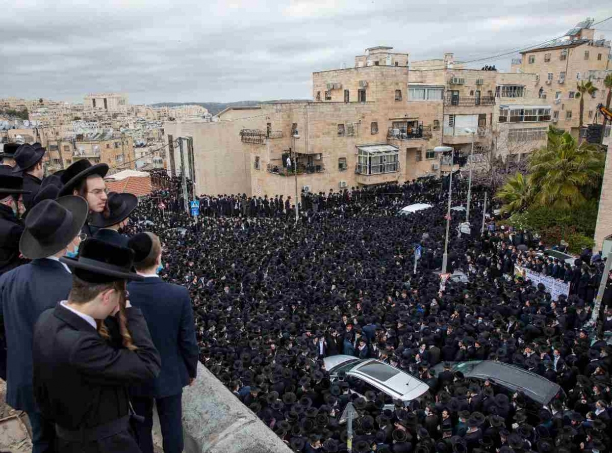 Miles de ultraortodoxos israelíes fueron al funeral del rabino.