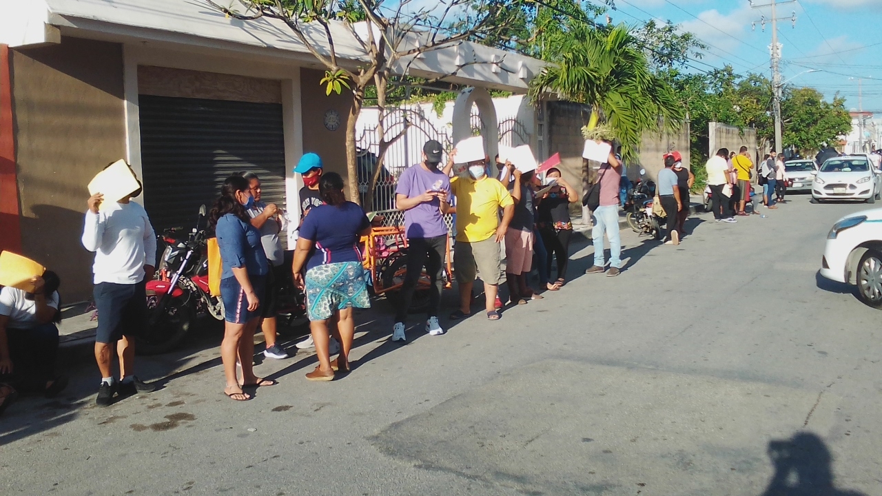 Hacen fila desde las cuatro de la mañana para trámites en el INE de Playa del Carmen