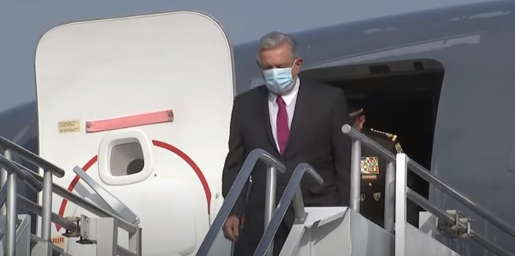 Así llegó López Obrador al aeropuerto de Santa Lucía: VIDEO
