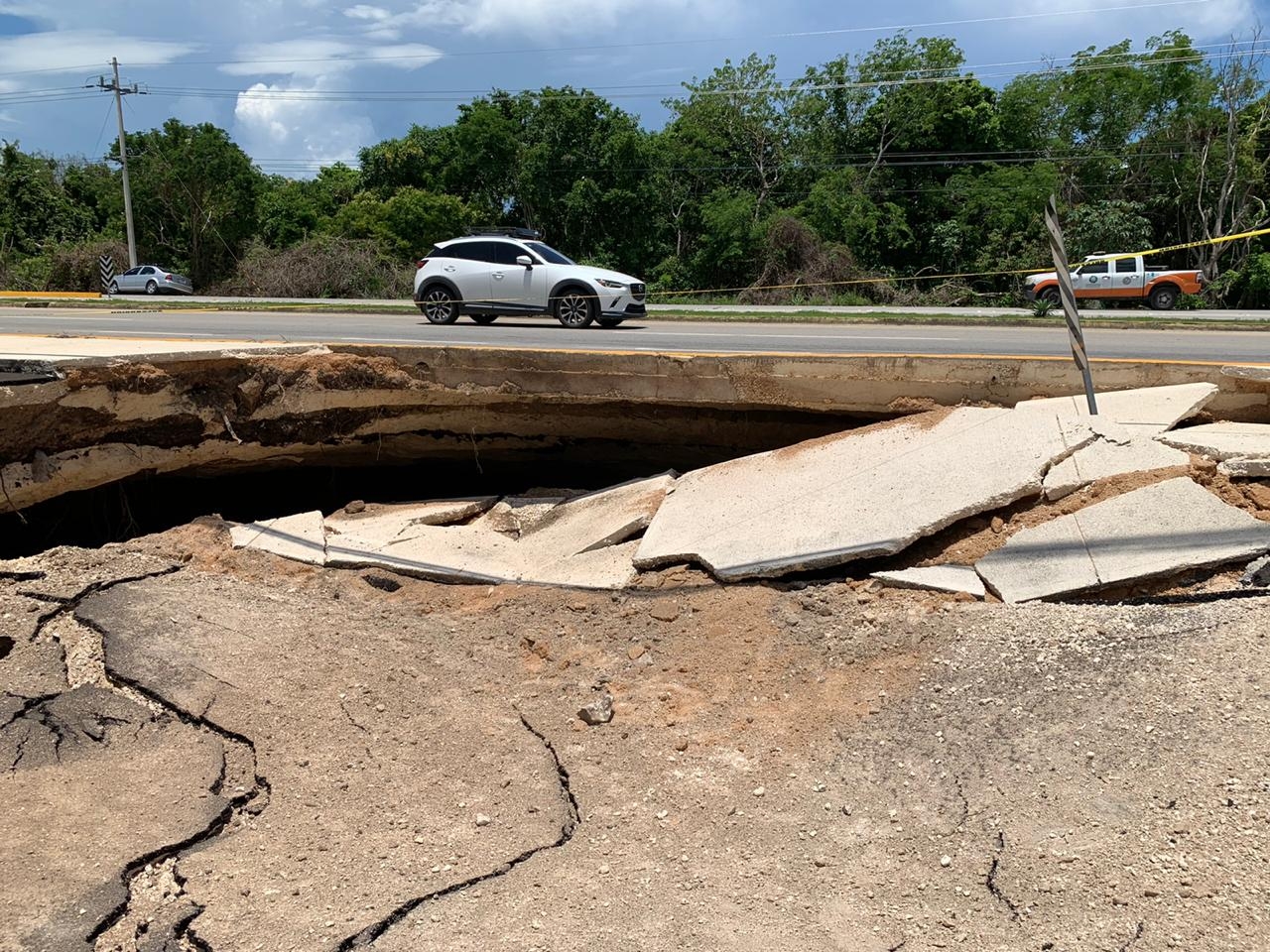 Socavón provoca cierre de carriles en carretera Cancún-Playa del Carmen