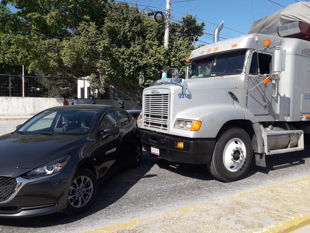 Auto de lujo se estrella contra un tractocamión en Ciudad del Carmen