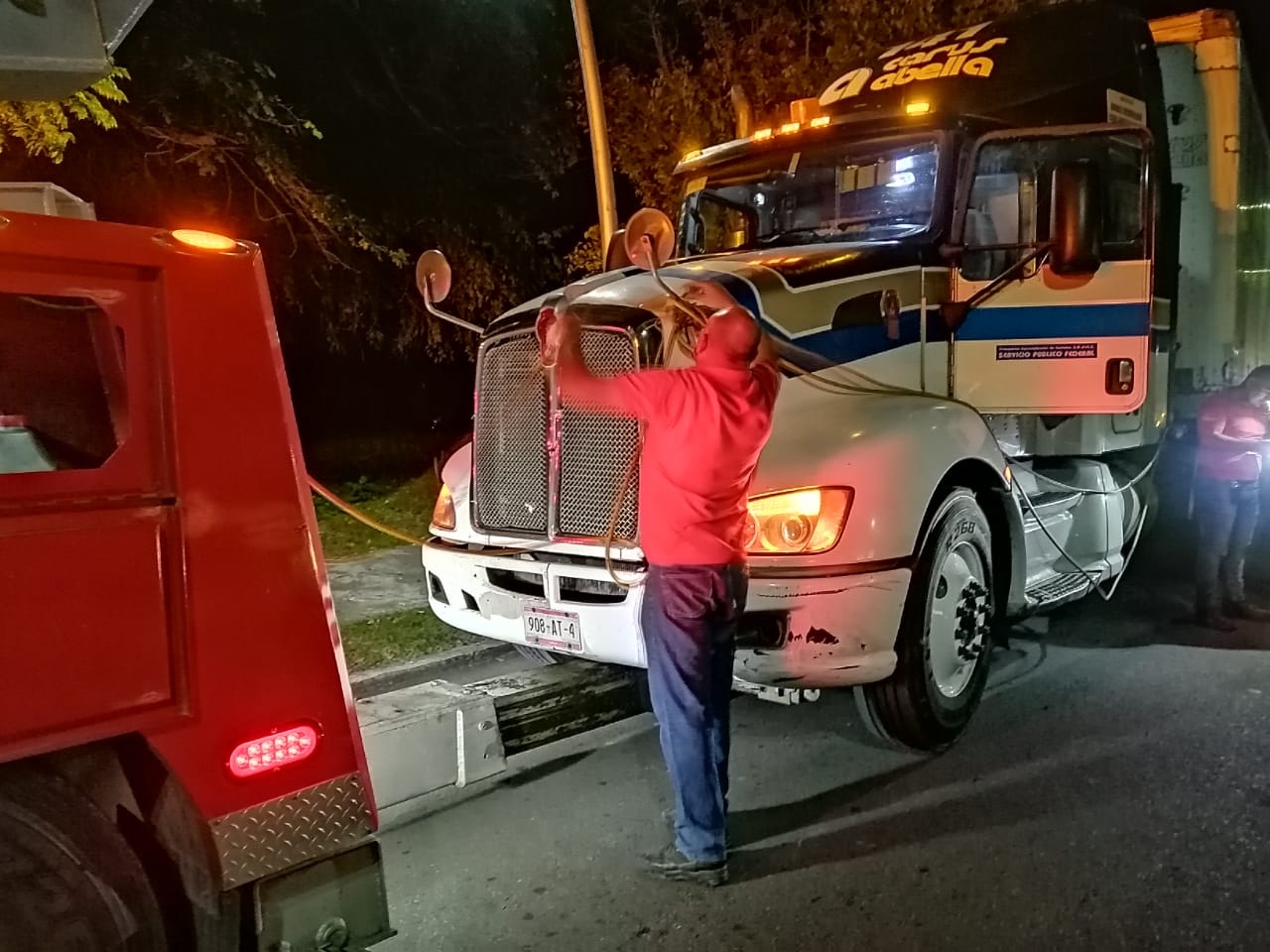 Conductor de tráiler en estado de ebriedad tira poste de luz en Chetumal