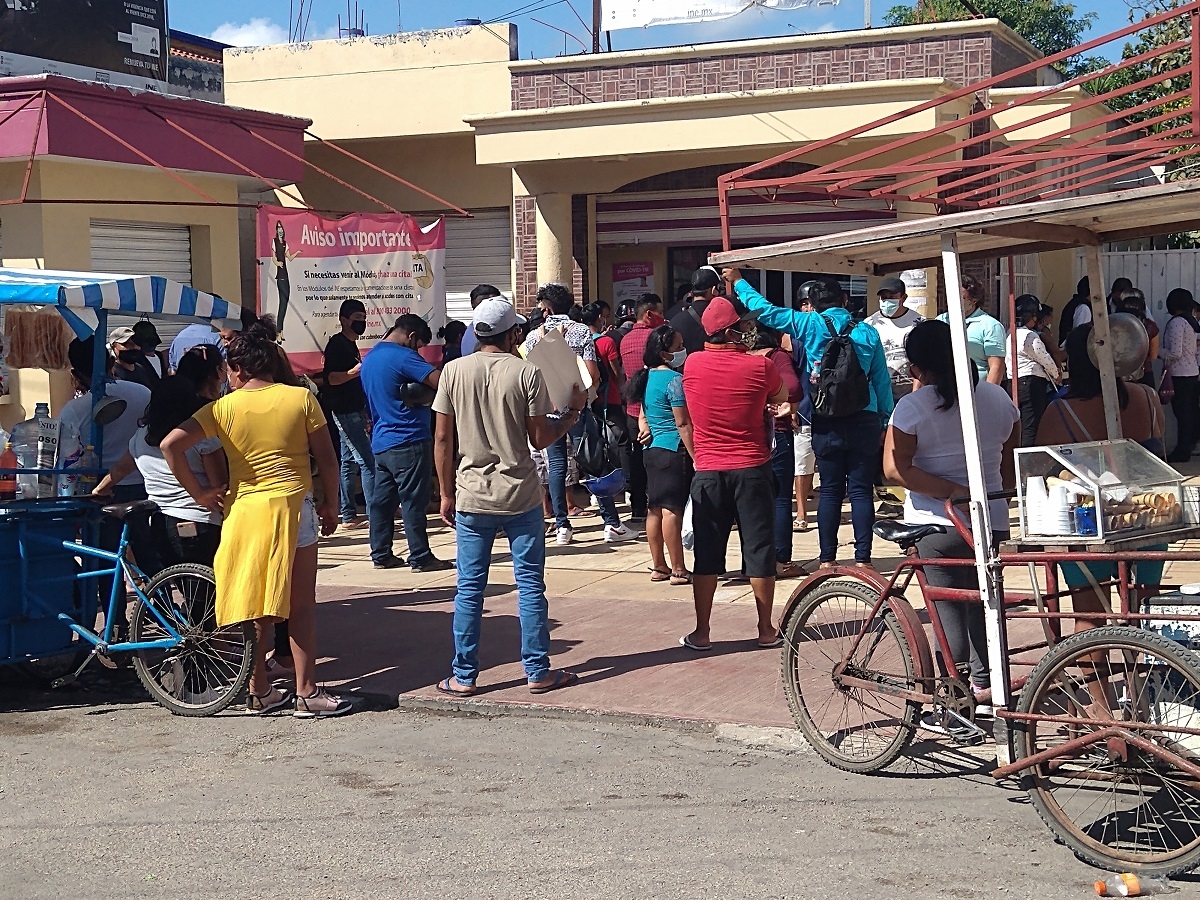 Desde un día antes los habitantes apartaron su lugar en la fila