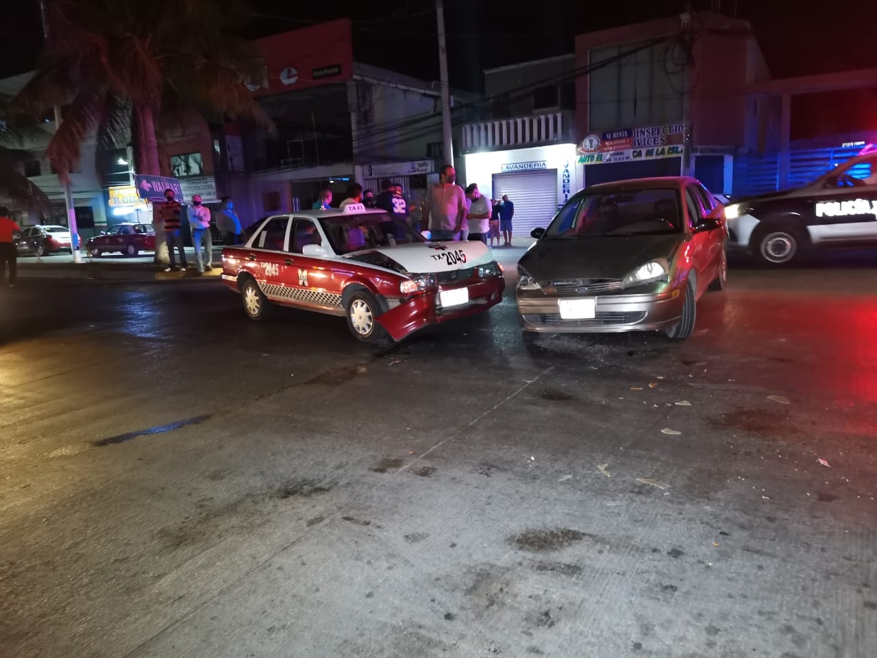 Hombre se impacta con taxi y pasajero resulta con lesiones