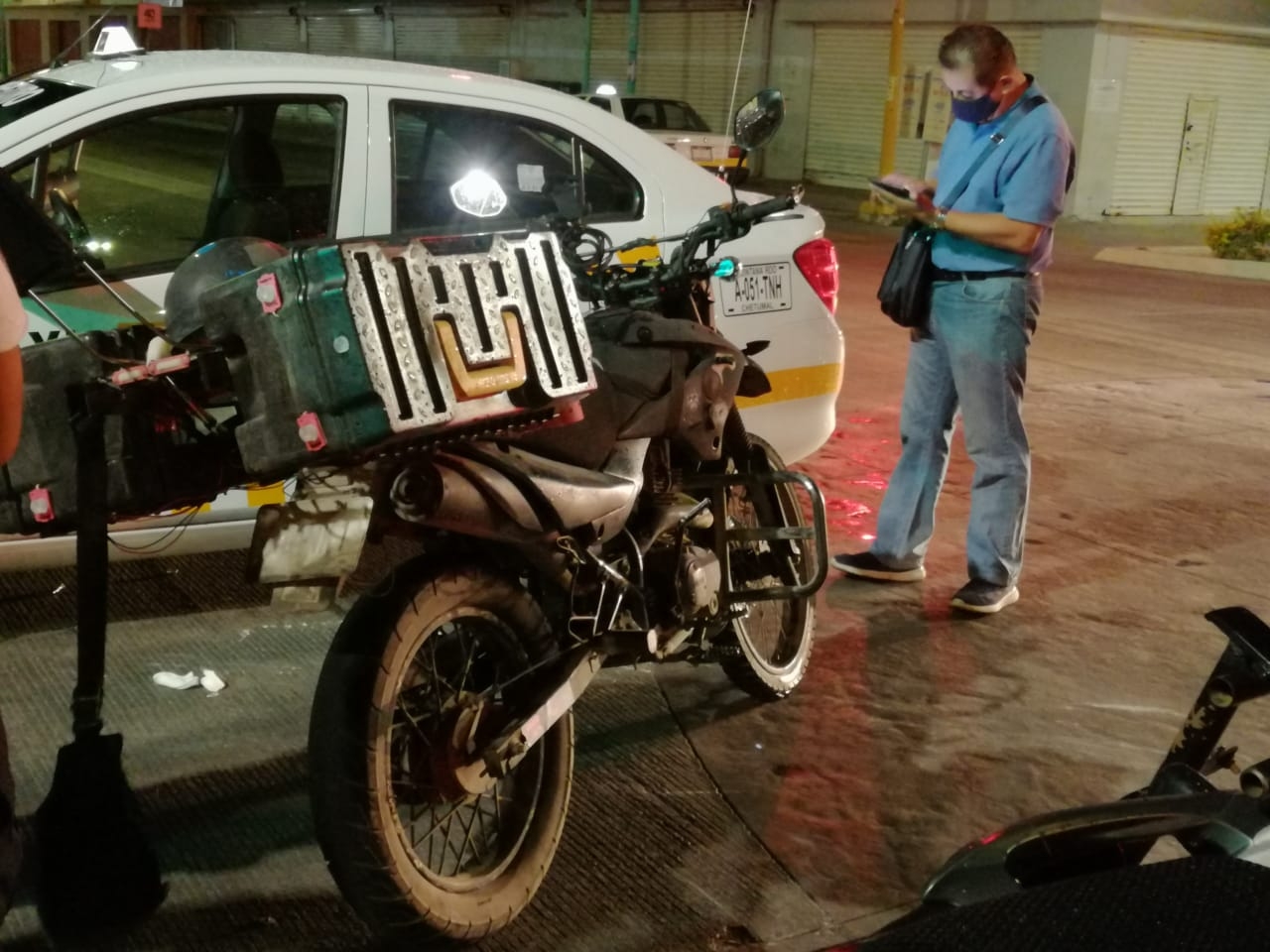 Motociclista se estrella contra taxi y lesiona a su acompañante en Chetumal