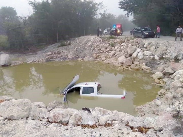 Camioneta se cae a hoyo de agua en la vía Xpujil-Dzibalchén