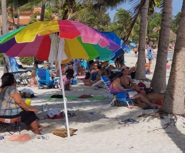 Bañistas desafían al Semáforo Naranja y asisten a playa de Puerto Aventuras