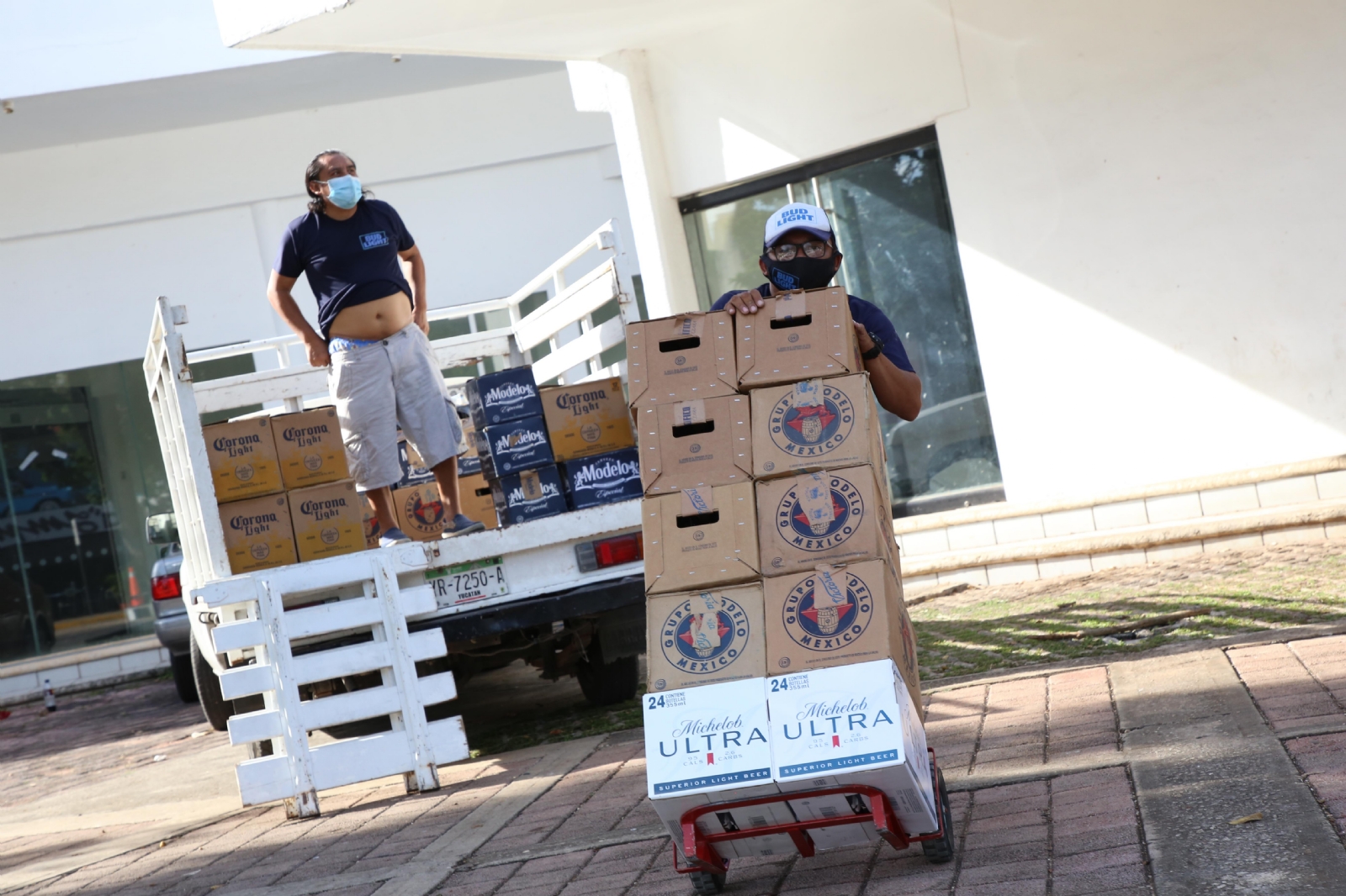 Las penas van de 2 a 8 años de prisión y de 200 a 600 días-multa a quienes cometan el delito de comercio ilícito de bebidas alcohólicas