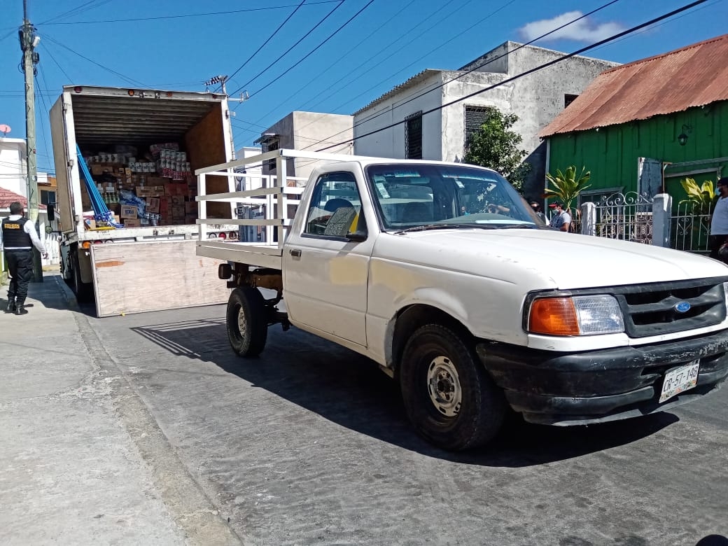 Conductora se estrella contra un camión de carga en Campeche