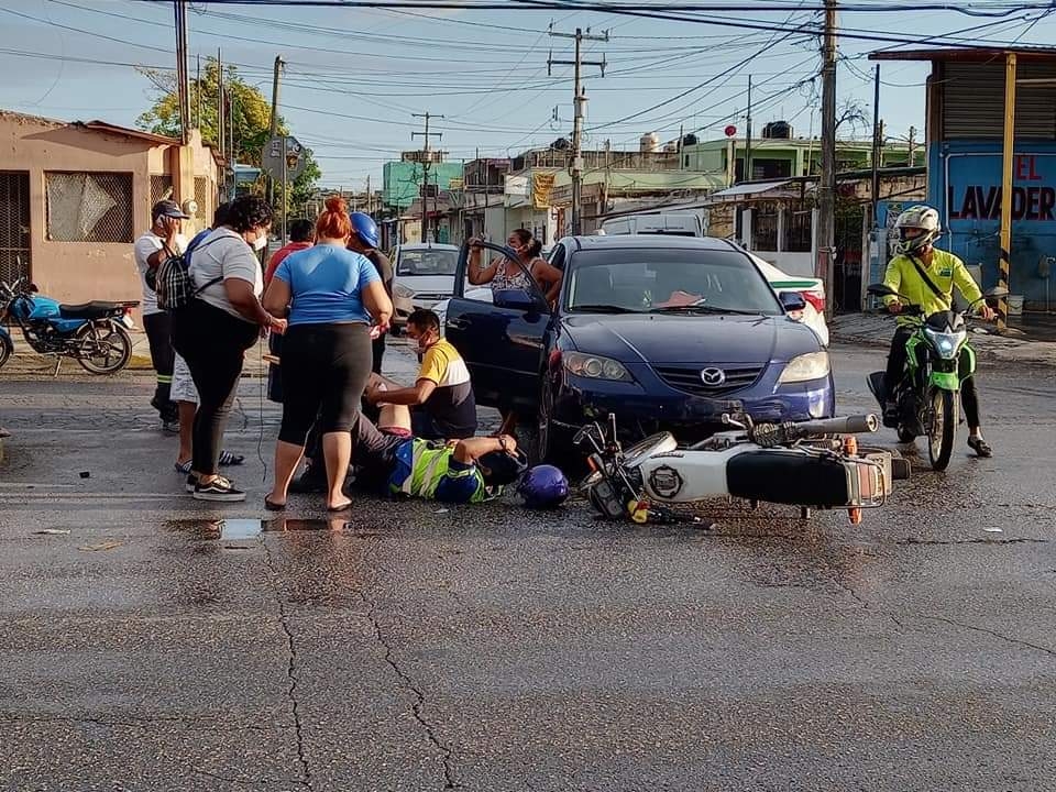 Motociclista es trasladado al hospital tras fuerte choque en Ruta 5 de Cancún