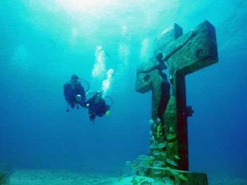 La Cruz de la Bahía en Isla Mujeres, un símbolo de respeto a fallecidos en el mar