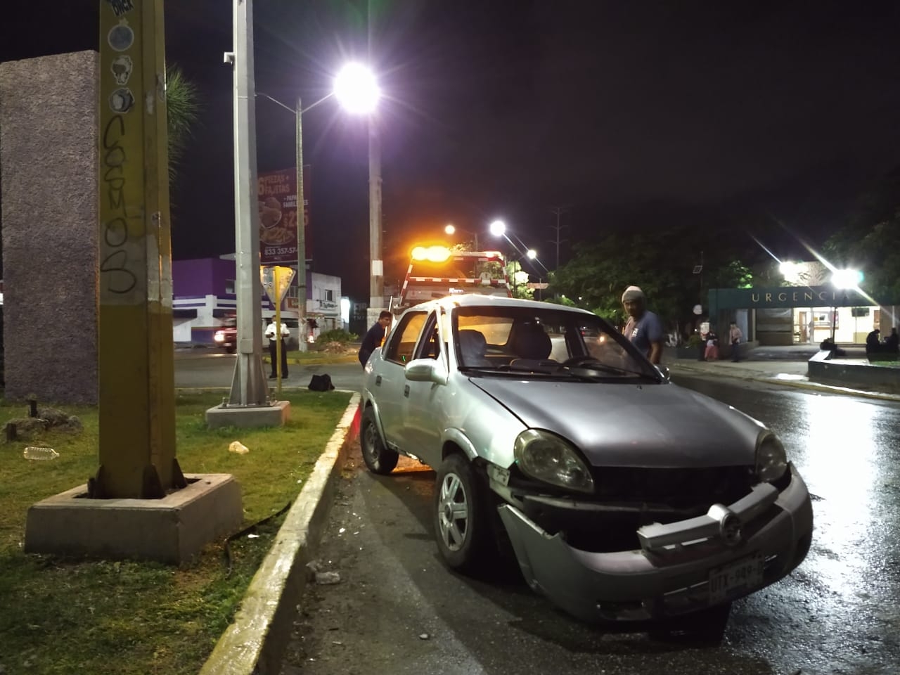 Conductor se estampa contra semáforo en la Región 92 de Cancún