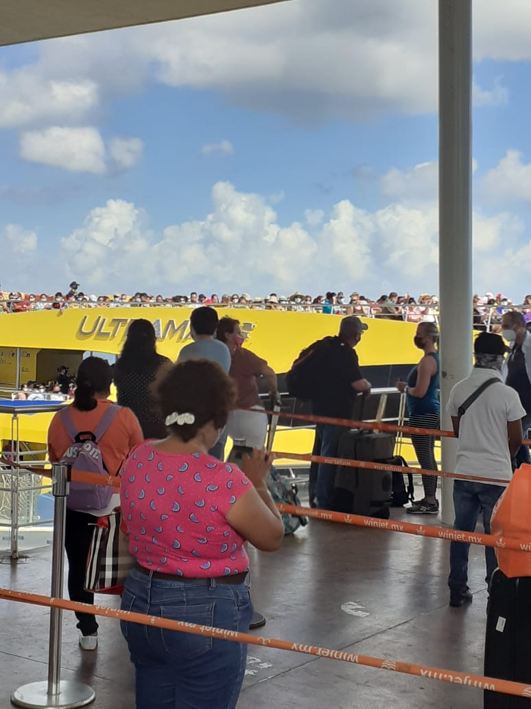 El ferry lució lleno de personas para realizar su ruta marítima