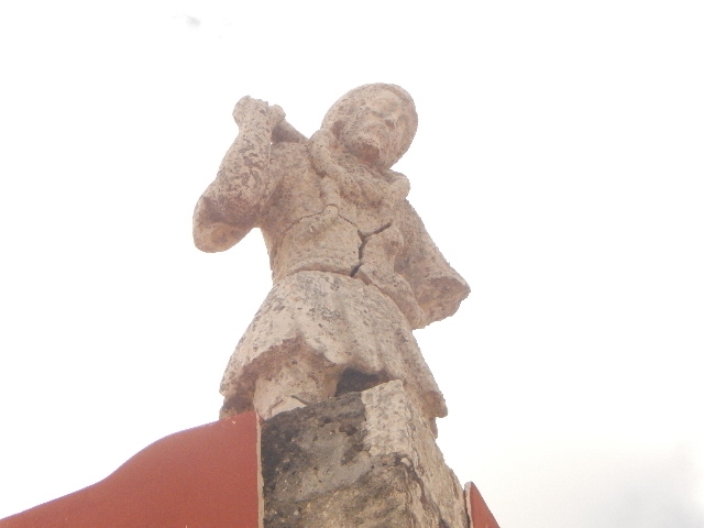 Algunos habitantes dicen que en algunas noches de lluvia y rayos, la efigie desciende del techo de la casa y deambula por las calles del puerto