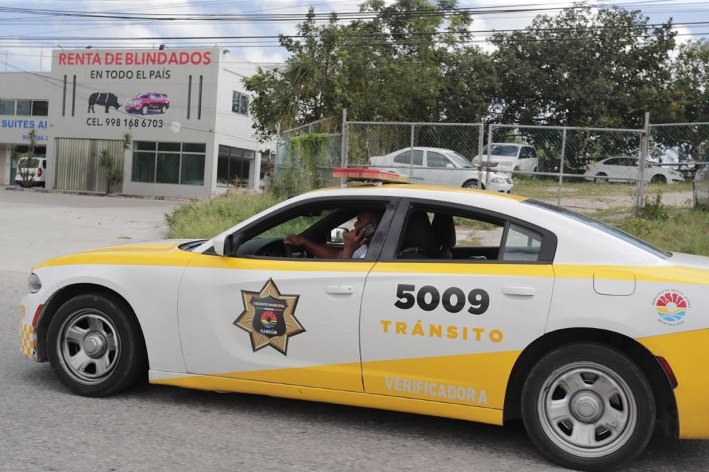 Elemento de tránsito en Cancún es captado manejando y hablando por teléfono