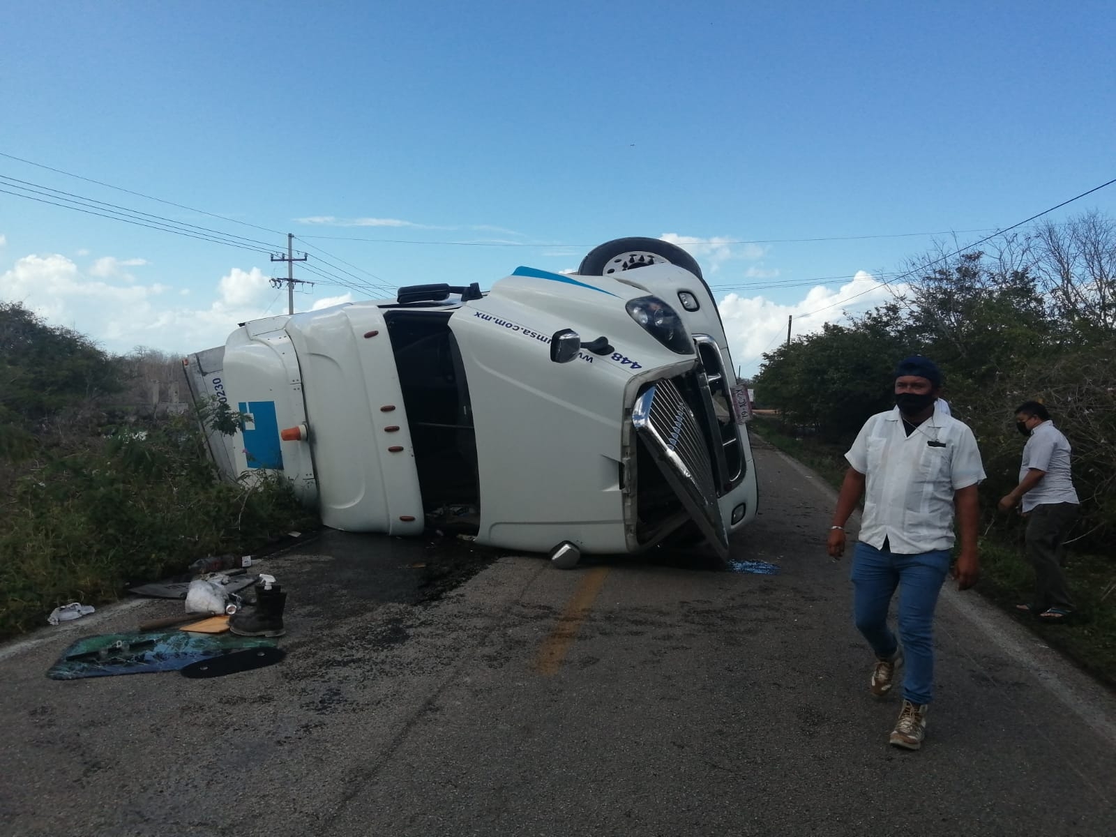 Tráiler cargado con 50 toneladas de sal vuelca en Tizimín