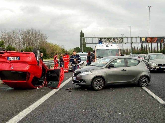 Auto cae desde 15 metros en autopista de Chicago, mueren dos personas