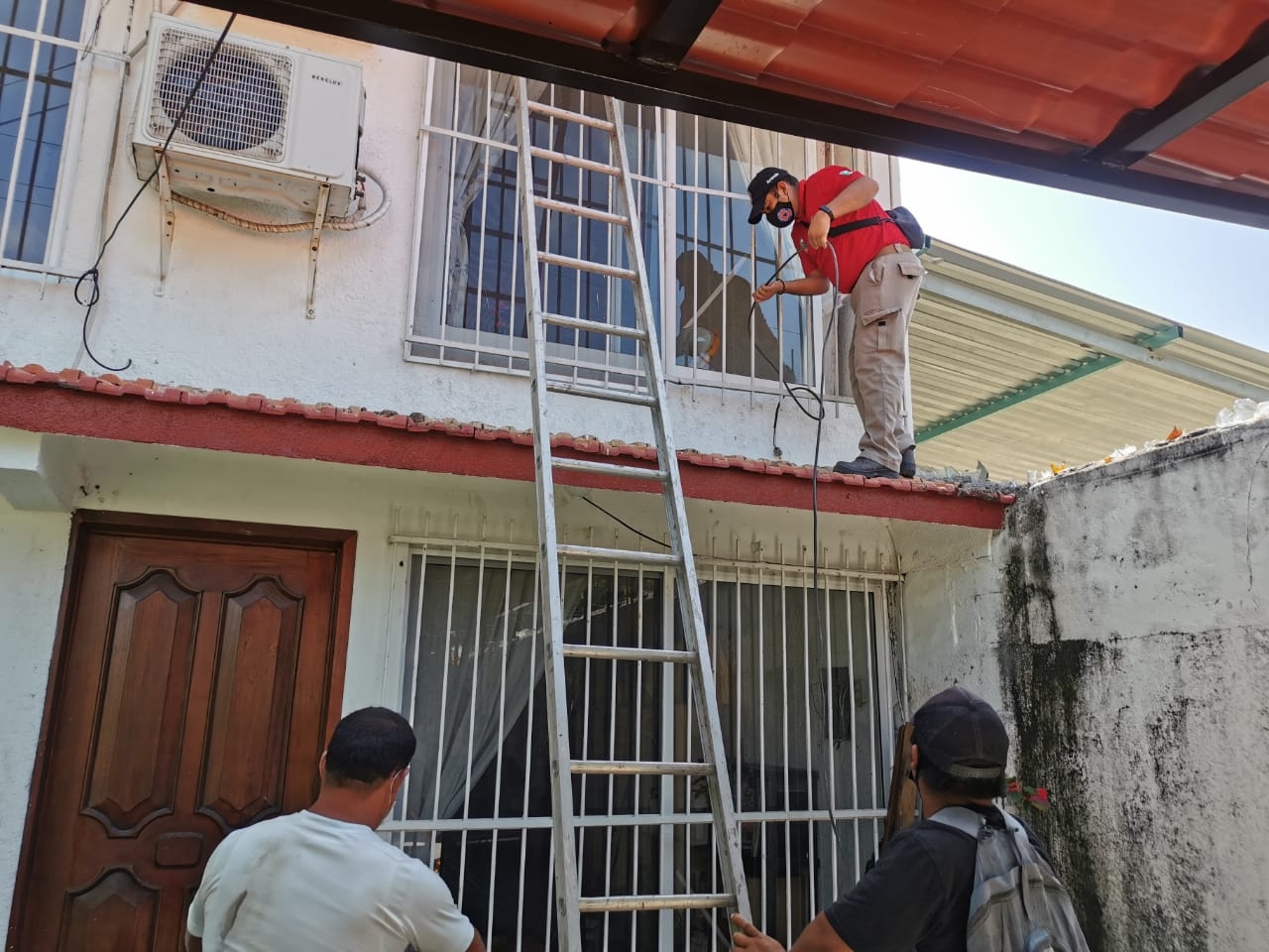 Rescatan a abuelita atrapada en su casa en Ciudad del Carmen